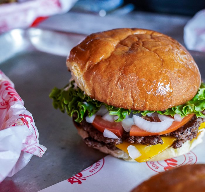 Steve’s Hot Dogs serves up smashburgers