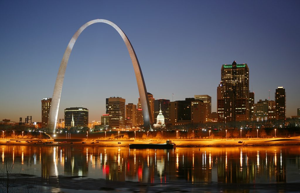 St. Louis skyline and Gateway Arch at night.