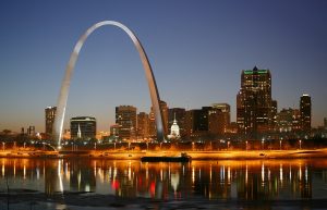 St. Louis skyline and Gateway Arch at night.